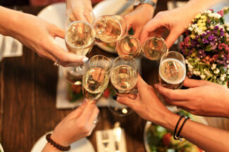 Meidenfeestje meisjes proost glazen met champagne in hoofdsteun 105751 475